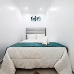 Dina House * 纳扎雷